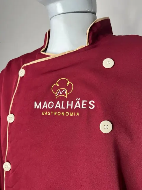 Dólmã de chef com logo bordada no peito