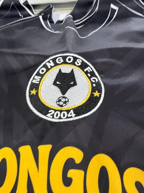 Escudo de time bordado em camisa preta